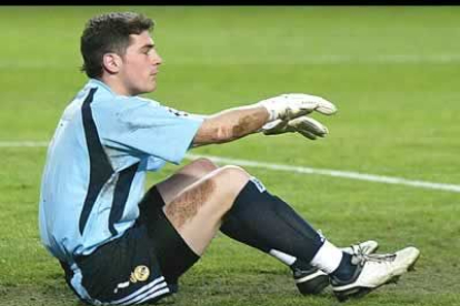 Iker Casillas, tantas veces salvador de su equipo, no pudo hacer nada esta vez para evitar la derrota y la eliminación del Madrid.