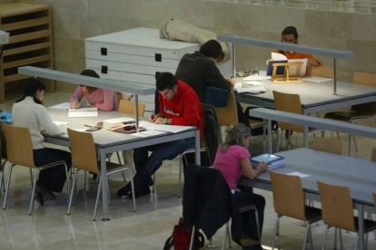 Alumnos estudian en la biblioteca del Campus del Bierzo en Ponferrada