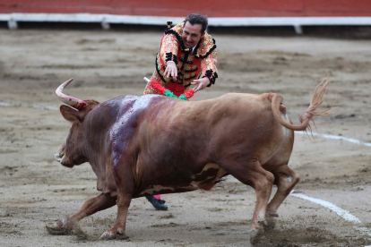 Fandi se retira lesionado durante una corrida en la Plaza de Acho, el pasado domingo, en Lima (Perú). EFE/PAOLO AGUILAR