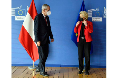 El presidente de Austria con Ursula von der Leyen. GEERT VANDEN WIJNGAERT