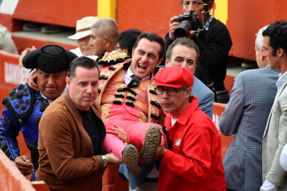 Fandi se retira lesionado durante una corrida en la Plaza de Acho, el pasado domingo, en Lima (Perú). EFE/PAOLO AGUILAR