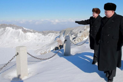 Kim Jong-un camina por el monte Paektuthe, en una foto sin fecha distribuida por la agencia KCNA el 9 de diciembre.