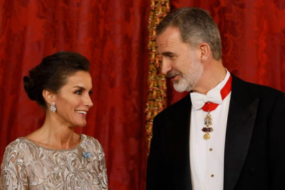 Los reyes de España Felipe VI y Letizia, antes de la cena de gala que los monarcas españoles ofrecen al mandatario de Catar, Tamim bin Hamad Al Thani, y a su esposa Jawaher Bint Hamad Bin Suhaim Al Than. JAVIER MARTÍN