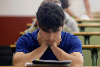 Un estudiante examinándose. FERNANDO OTERO