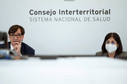 El ministro de Sanidad, Salvador Illa (i) y la ministra de Política Territorial, Carolina Darias (d). BORJA PUIG DE LA BELLACASA