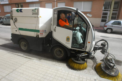 Un operario de la limpieza, perteneciente a la actual concesionaria —FCC— trabaja con una barredora en una calle de Ponferrada.