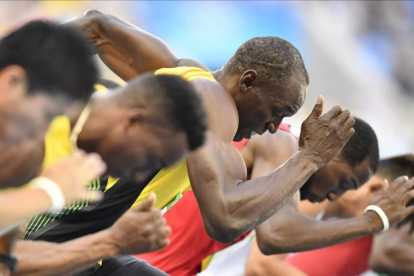 Usain Bolt toma la salida en las series de los 100 metros, su debut en los Juegos de Río.
