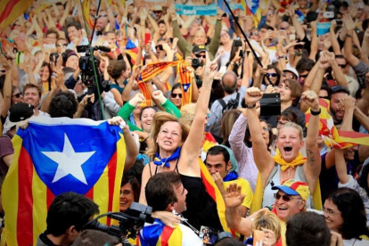 Alegrías en el parc de la ciutadella tras la proclamación de la independencia de Cataluña.