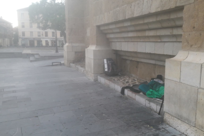 La 'cama' de una persona sin hogar en la parte trasera de la Catedral.