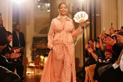 Rihanna desfila en París.