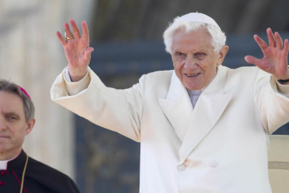 El papa Benedicto XVI saluda a los peregrinos congregados en la plaza de San Pedro el 27 de febrero de 2013. CLAUDIO PERI / EFE