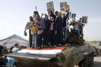 Manifestantes protestan contra el régimen sirio en 2011 en la ciudad de Deraa, la cuna de la revolución.