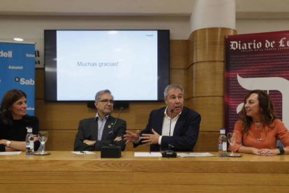 Cristina Salas, José Antonio Herce, Joaquín S. Torné y Cristina Santos durante la ponencia de ayer. RAMIRO