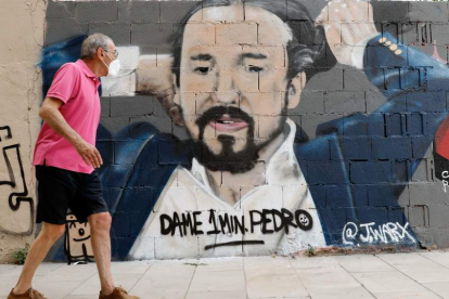 Imagen de una pintada satírica sobre Pablo Iglesias en una calle de Valencia. JUAN CARLOS CÁRDENAS