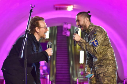 Bono, ayer, en el metro de Kiev durante su concierto junto al cantante ucraniano Taras Topolya.  OLEG PETRASYUK