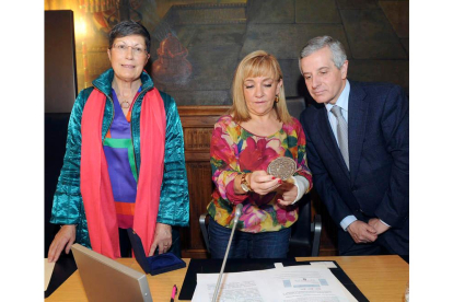 Ángeles Fernández, Isabel Carrasco y Emilio Gutiérrez.