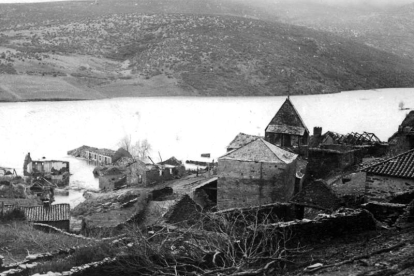 El embalse de Villameca inunda las casas de Oliegos, que aún siguen en pie, pero con sus tejados poco a poco derrumbándose. Año 1946.