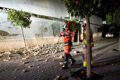 Los bomberos intervienen en el casco viejo de Granada. MIGUEL Á. MOLINA
