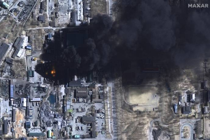 Una imagen captada por satélite muestra un ataque en Chernihiv, Ucrania. MAXAR TECHNOLOGIES HANDOUT