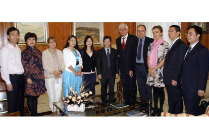 José Ángel Hermida, con una delegación de la institución china de Xiantang encabezada por su presidente Zhang Jing.