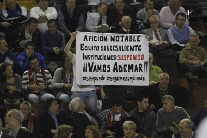 La afición apoyó a los jugadores y criticó los retrasos en el pago de la subvención municipal | Foto Jesús