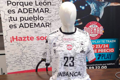 La nueva camiseta del Abanca Ademar para la 2023-24 rinde homenaje a los ayuntamientos de la provincia leonesa. DL