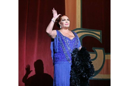 La actriz y cantante española Sara Montiel durante el homenaje a su carrera artística 'Para una Diva' en el Teatro Olimpia de Miami.
