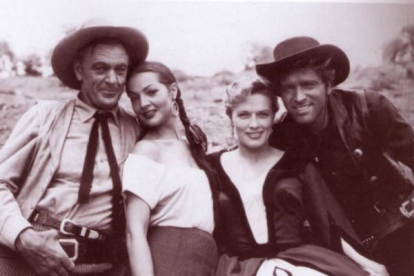 Sara Montiel junto a Gary Cooper, Denise Garcel y Burt Lancaster en una imagen promocional de la película 'Veracruz'.