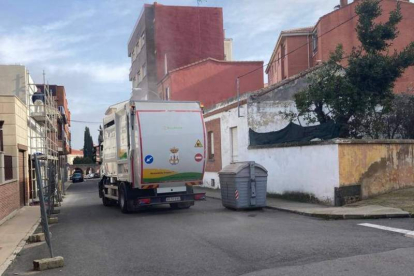 El camión de basura de Benavente operando en Astorga. DL