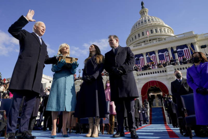 Joe Biden jura su cargo como 46 presidente de los Estados Unidos sobre una biblia católica de su familia desde 1893 que sostiene su esposa Jill en presencia de sus dos hijos. ANDREW HARNIK