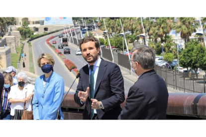 Pablo Casado responde a la prensa ayer, en una comparecencia durante su visita a la ciudad autónoma de Ceuta. REDUAN DRIS