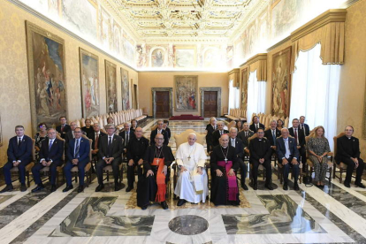 El papa posa con la delegación española, con el obispo de Astorga a su izquierda. VATICAN MEDIA HANDOUT