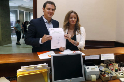 Albert Rivera y Patricia Reyes registran una propuesta de Ley para regular la gestación subrogada. JAVIER LIZÓN