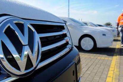 Vehículos de Volkswagen listos para embarcar en el puerto alemán de Bremerhaven.