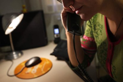 Una voluntaria atiende una llamada en el Teléfono de la Esperanza.