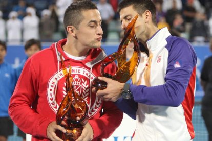 Nico Almagro y Novak Djokovic con sus respectivos trofeos tras la final del torneo.