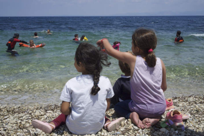 Cruz Roja da clases a los niños refugiados en una playa de Lesbos. EFE
