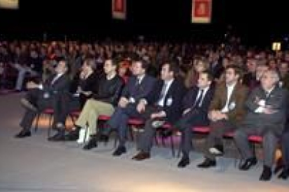 Zapatero junto a Chaves y a otros presidentes autonómicos socialistas ayer en la convención del PSOE
