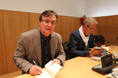 Costero, firmando ‘La fatalidad’ en 2014, junto Tomás Néstor. LDM