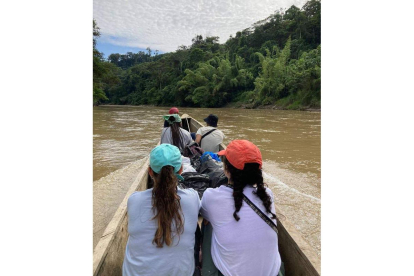 La voluntaria leonesa en su estancia en Ecuador con comunidades indígenas de la Amazonía. CÁRITAS