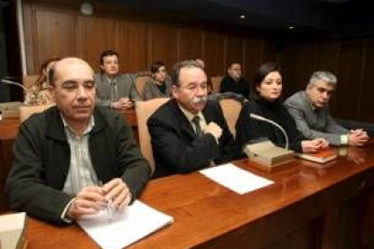 Saavedra, entre Alberto Zapico y Emilia Fernández (también suspendida), en un pleno municipal