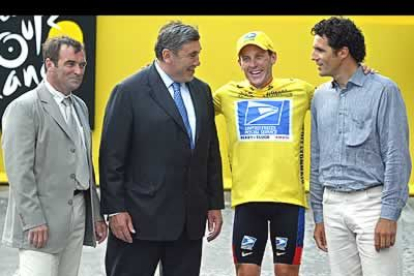 Hinault, Merckx y Miguel Induráin, ganadores del Tour en cinco ocasiones, acompañaron al nuevo miembro del 