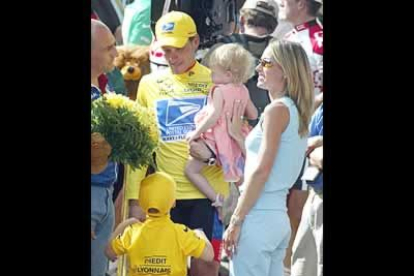 Lance Armstrong celebró la victoria con su mujer Kristin (de la que posteriormente se separó) y sus hijos antes de la entrega de premios.