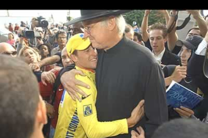 El vencedor del Tour 2003 celebró el quinto título junto al Presidente de la Fundación Lance Armstrong, Edward Lee Walker. La Fundación pretende mejorar la calidad de vida de los enfermos de cáncer.