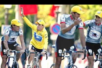 El vencedor del Tour 2003 se paseó saludando al público por los Campos Elíseos. Tras proclamarse campeón por quinta vez consecutiva, el americano recorría el circuito acompañado de sus compañeros de equipo.