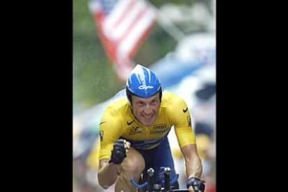 Lance Armstrong ha asestado el golpe definitivo al Tour de Francia manteniendo e incluso aumentando la ventaja de 65 segundos con que partía sobre Ullrich antes de la contrarreloj de hoy.