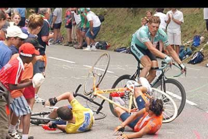 Lance Armstrong tropezó con un objeto de un espectador y acabó en el suelo, arrastrando a Iban Mayo.