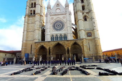 Performance realizada esta mañana junto a l a Catedral de León. MARCIANO PÉREZ