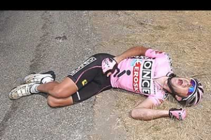 La novena etapa mostró la cara más cruel del Tour. Joseba Beloki abandonó la carrera tras sufrir una grave caída en la que se fracturó la parte superior del fémur, el codo derecho y el radio.