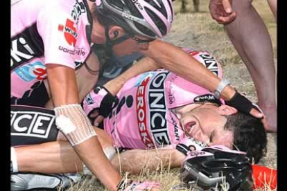 Beloki estaba en cabeza del grupo perseguidor del kazajo Vinokourov cuando tiró de los frenos, se le fue la rueda trasera, intentó rectificar su trayectoria, se le salió el tubular trasero y se fue al suelo.